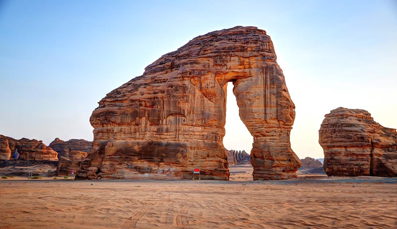 إقامة أول منطاد سياحي دائم بـ«جبل الفيل» في السعودية