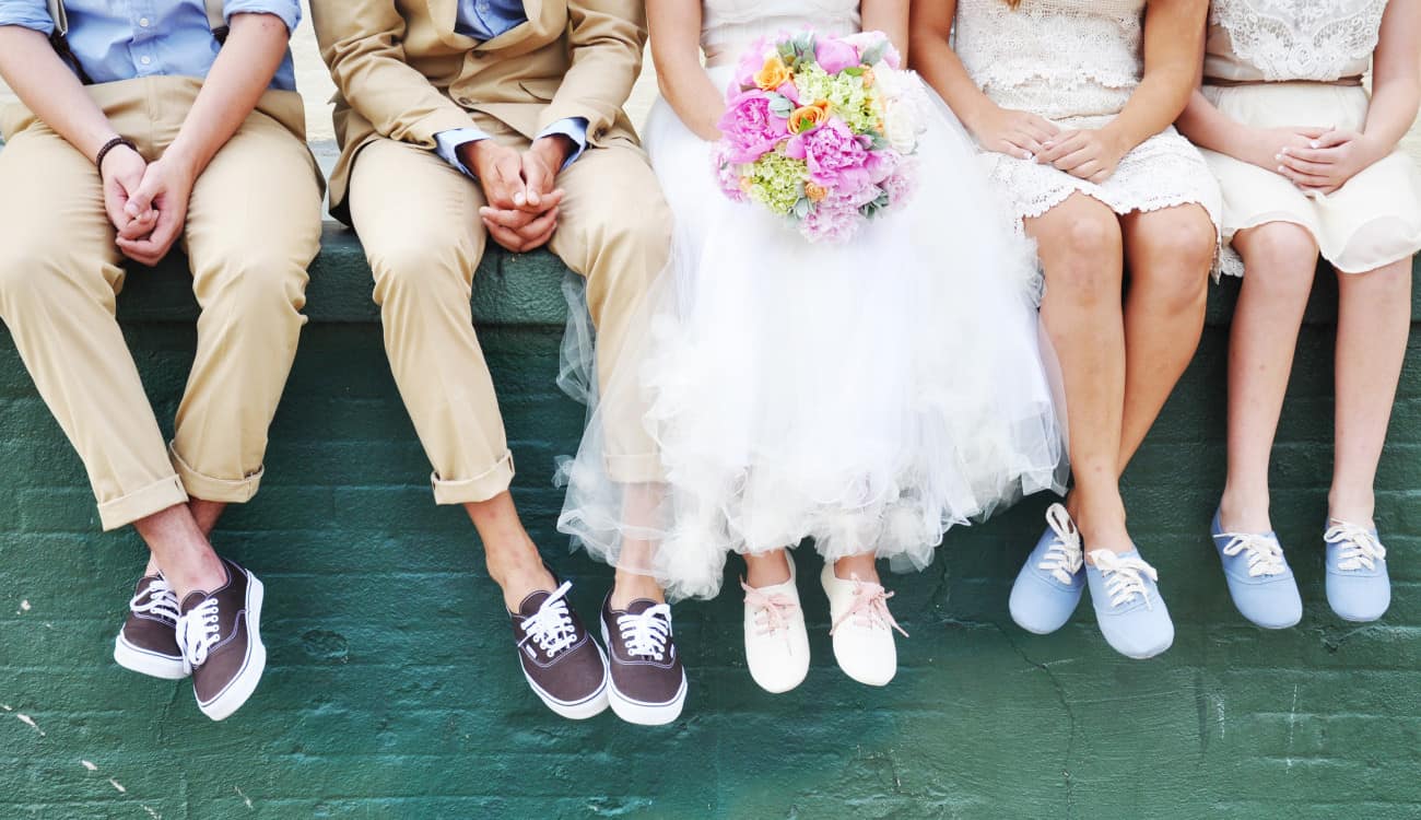 بالصور.. مهما طال وقت الفرح.. حذاء رياضي لراحة العروس