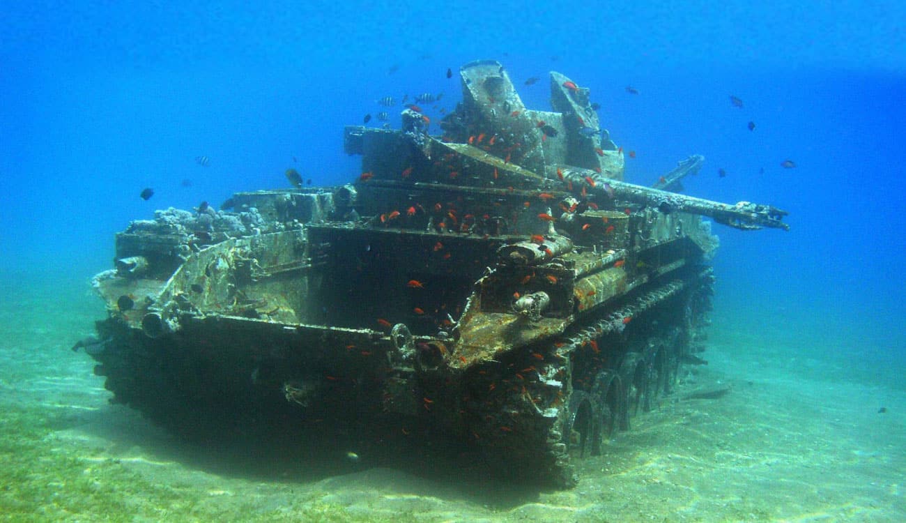 بالصور.. اكتشاف دبابات غارقة تحت المياه تعود للحرب العالمية