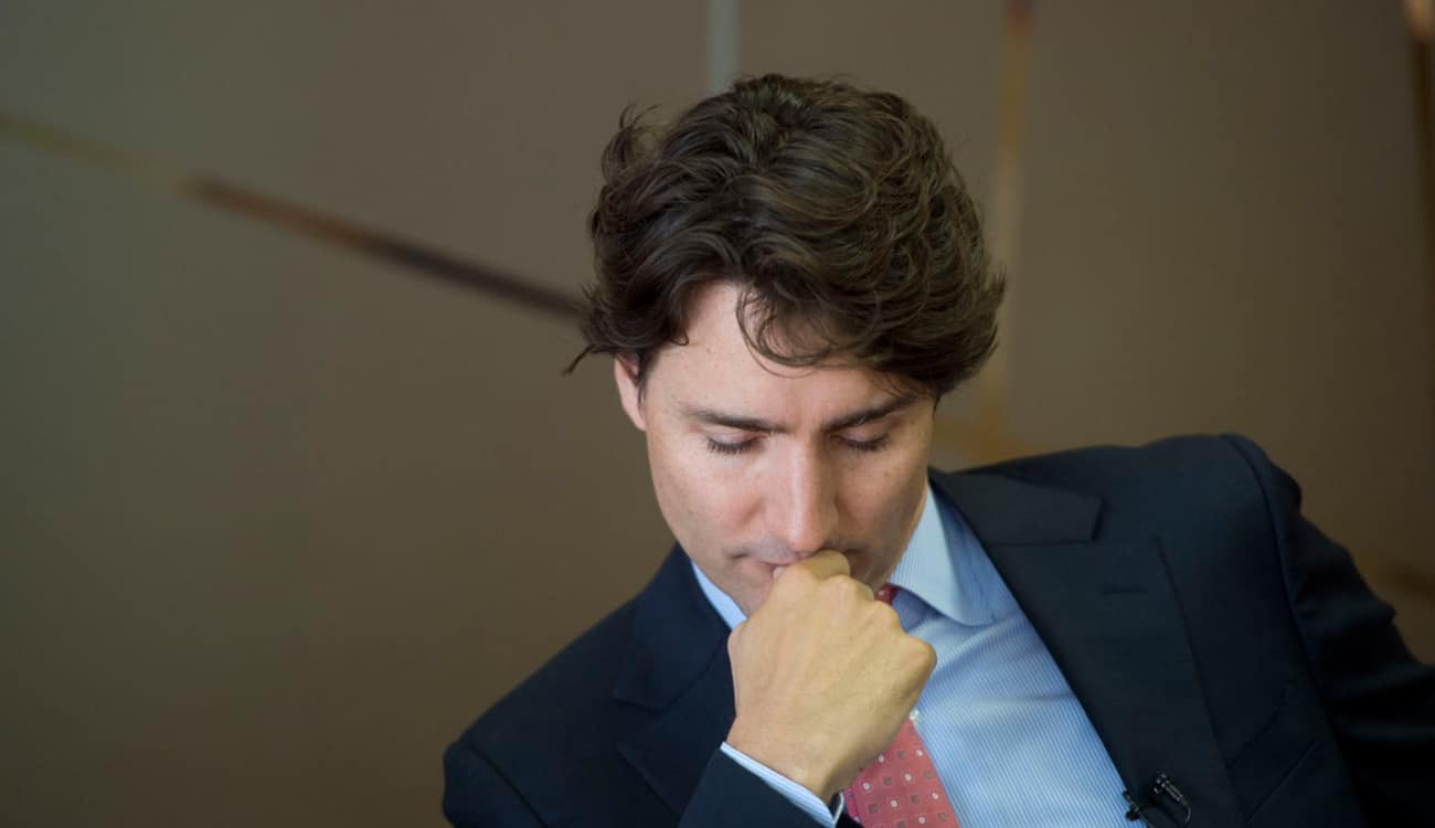 شاهد.. رئيس وزراء كندا يبكي بحرارة أمام الكاميرات