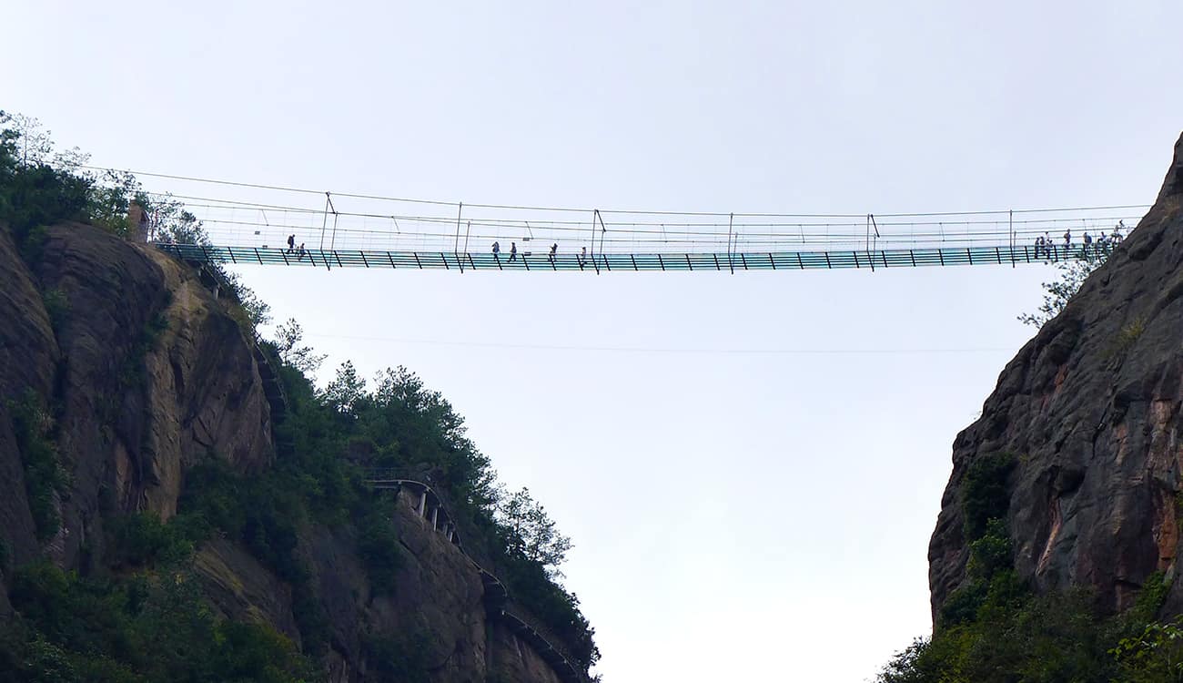 مزحة للحكومة الصينية ترعب السياح على ارتفاع 166 مترًا