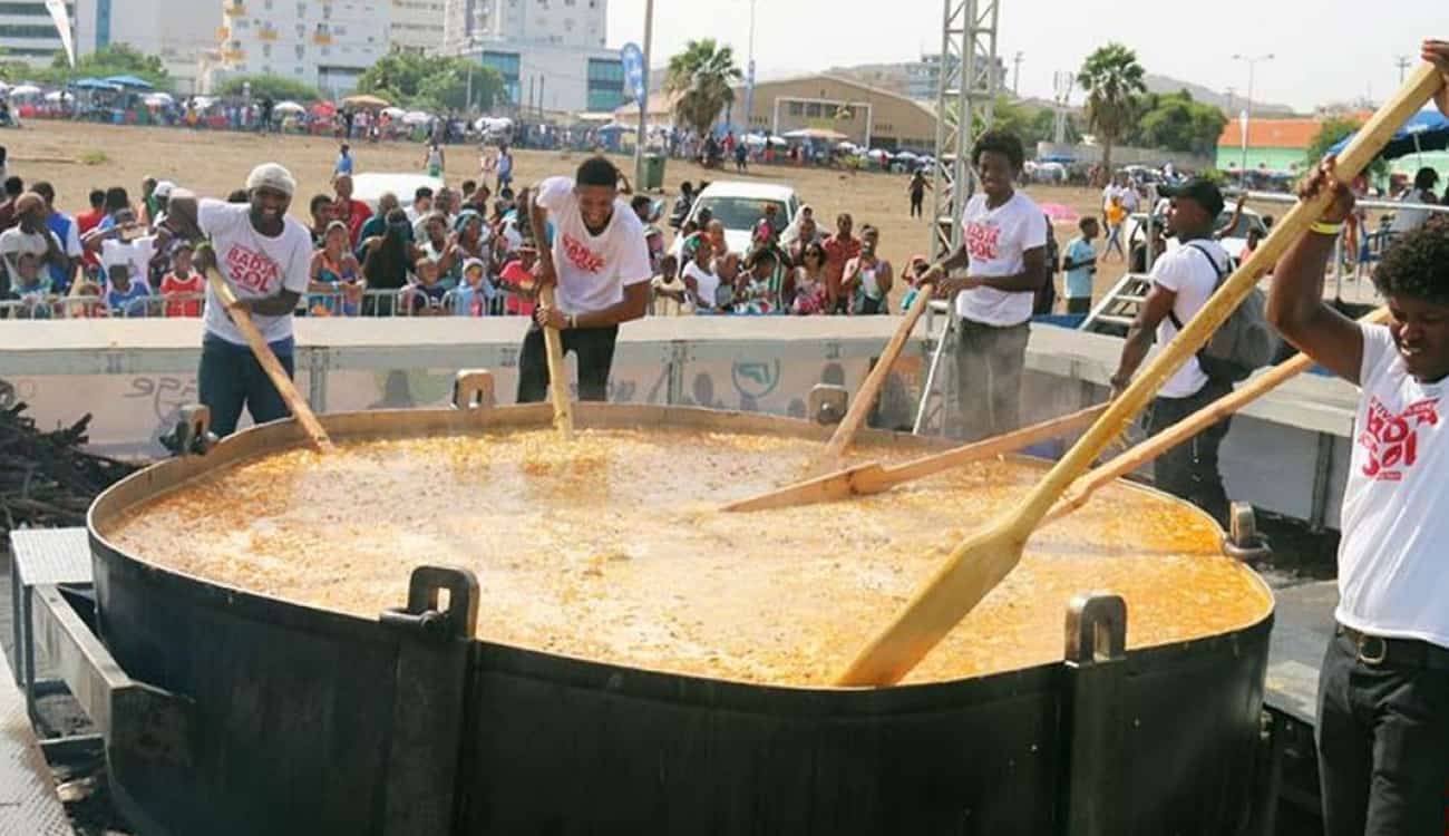 جزيرة تدخل غينيس بأكبر طبق حساء في العالم