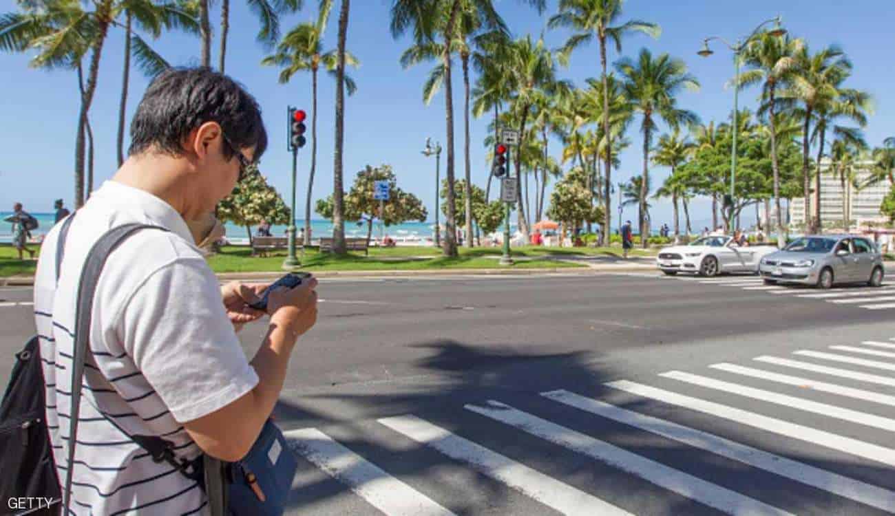 غرامة لمستخدمي الهواتف في الكتابة أثناء عبور الطرق