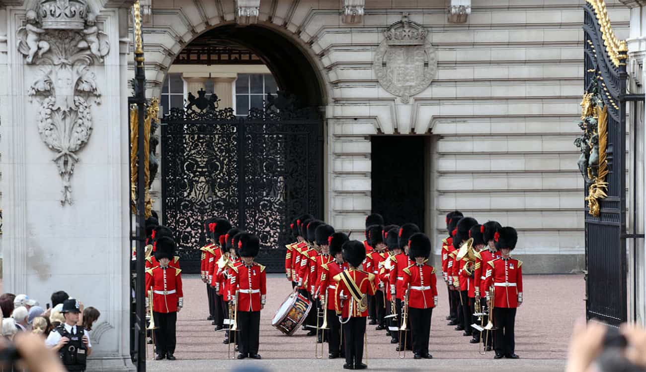 لأول مرة في التاريخ.. بريطانيا تستبدل الحرس التقليدي للملكة إليزابيث