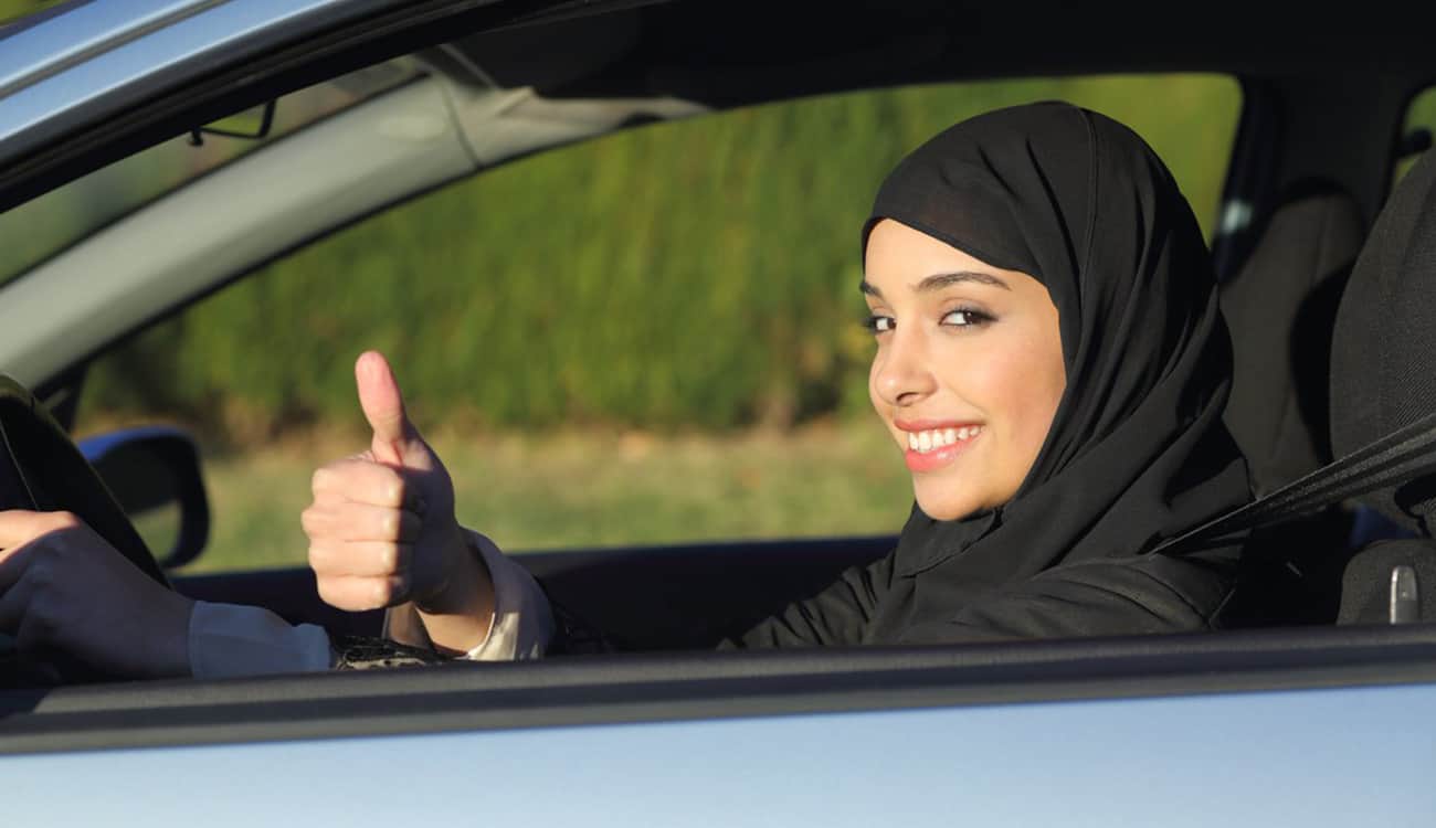 السعوديات يبدأن توقيع عقود العمل كسائقات أجرة