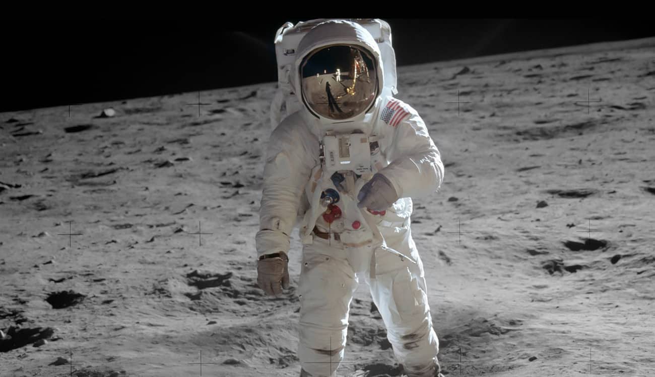 صورة جديدة تشكك في هبوط أمريكا على القمر.. أكان حقا مجرد خدعة؟!