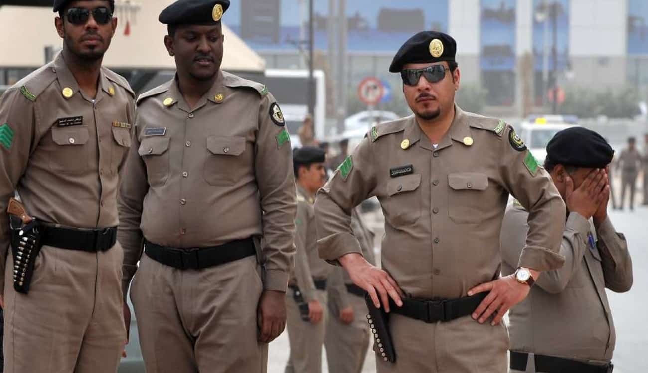 بالصور.. الشرطة السعودية تمنع مواطنًا من الانتحار