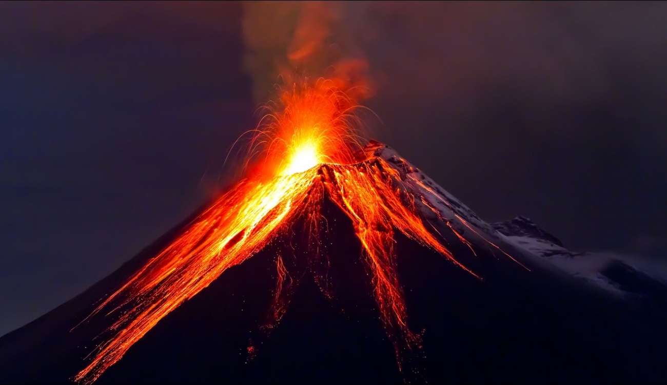 شاهد.. بركان مرعب يهجّر نحو 100 ألف شخص.. والرماد يغطي كل شيء!