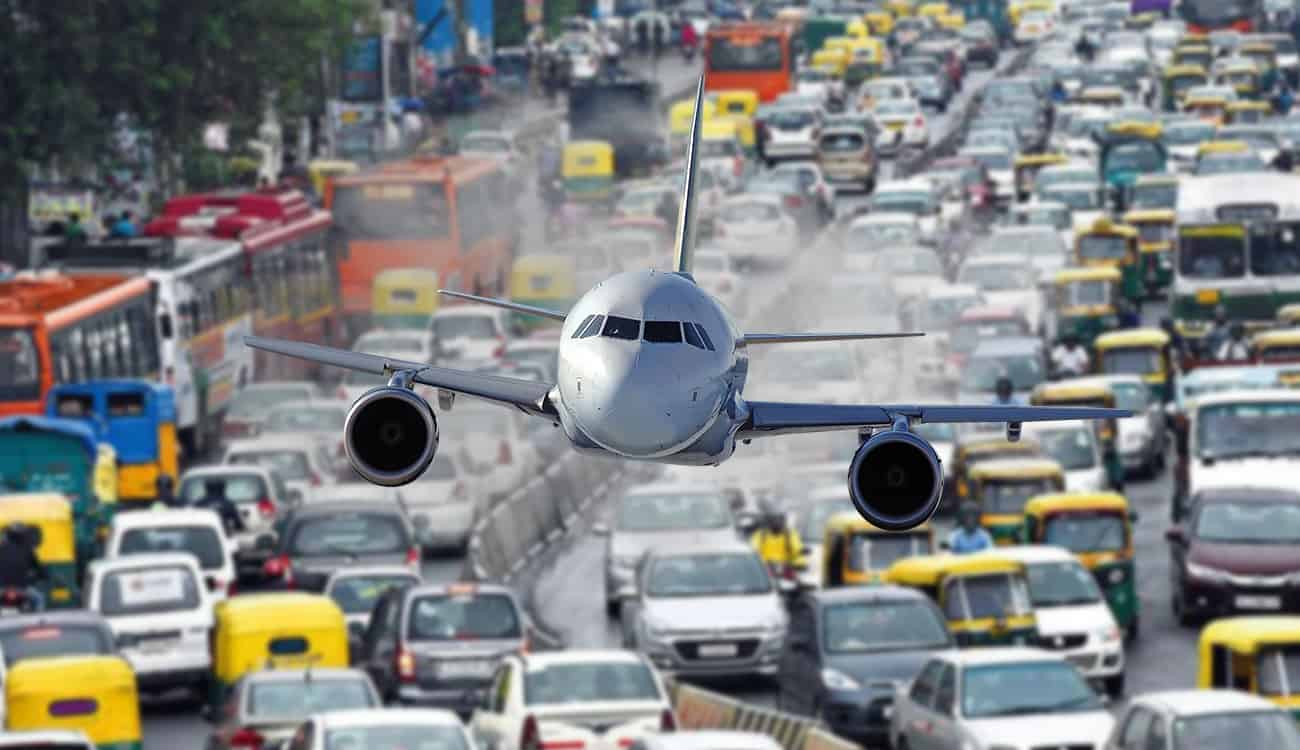 فيديو مروع لهبوط طائرة وسط طريق مزدحم