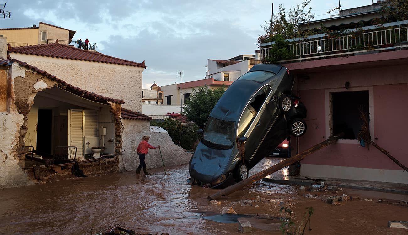بالصور: مشاهد دمار مرعبة من فيضان اليونان!