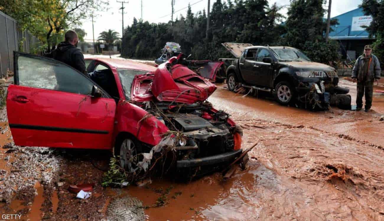 شاهد.. فيضانات تجتاح العاصمة اليونانية.. أسفرت عن مقتل 14 شخصا