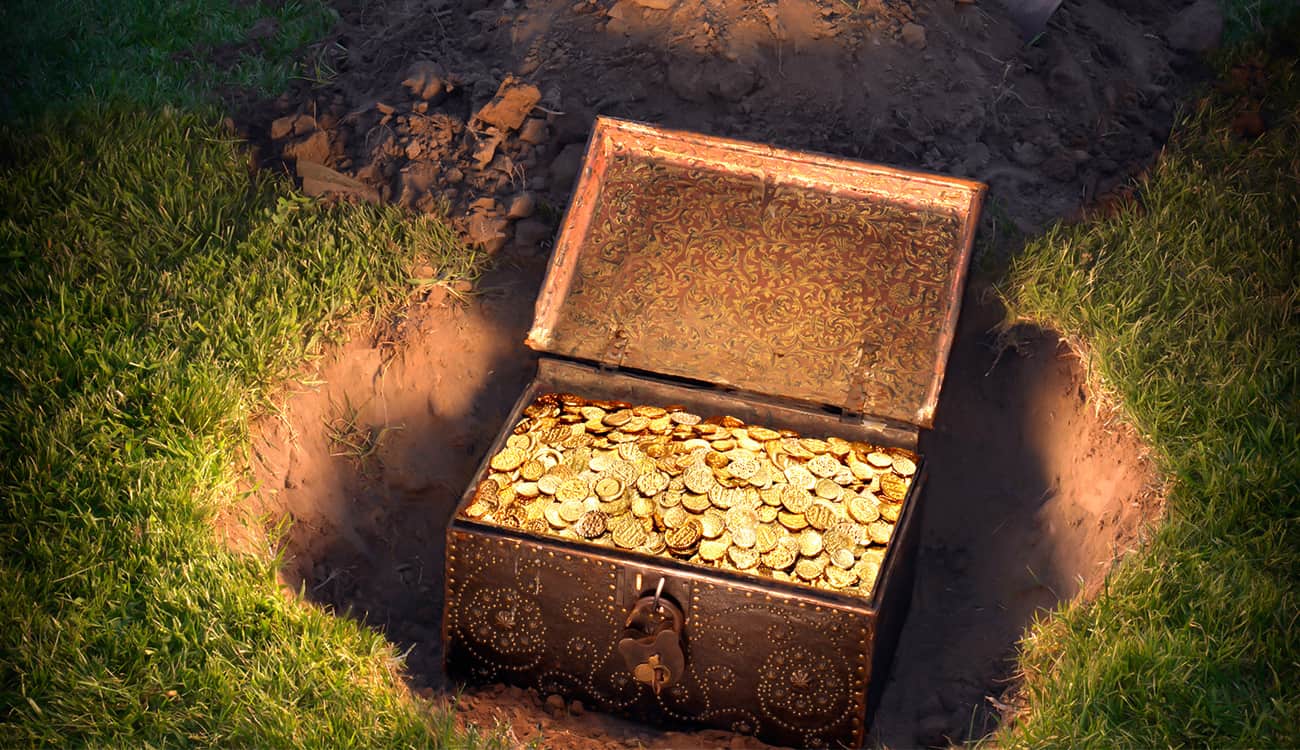 يعثر على «كنز» مدفون منذ 1500 عام.. لن تتخيل قيمته!