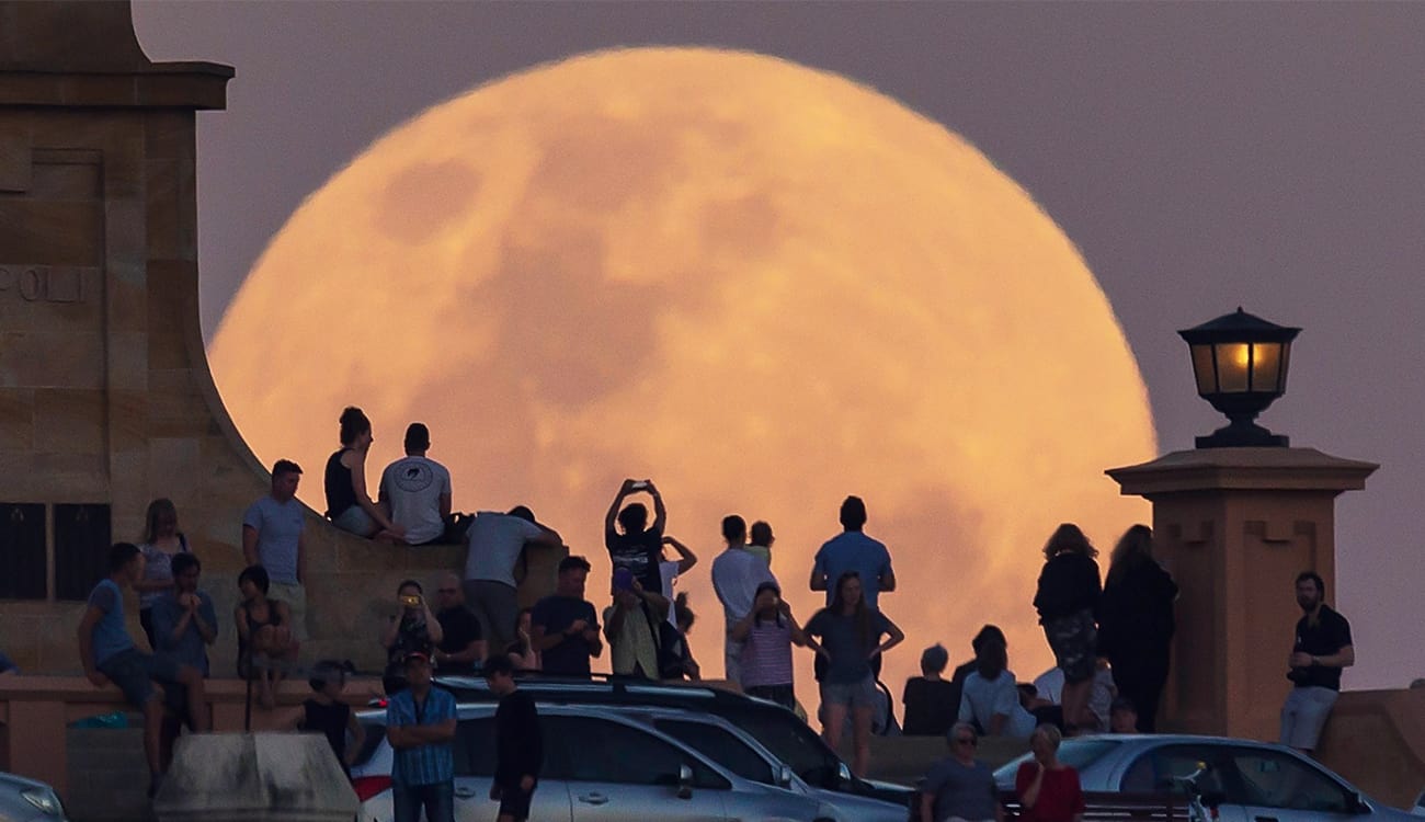 «القمر العملاق» يظهر الليلة.. جهز معدات التصوير