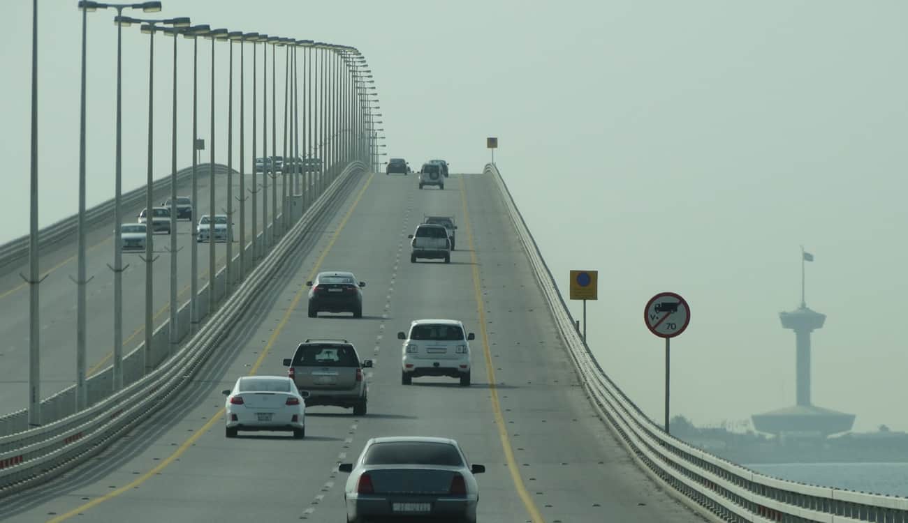 الجمارك السعودية والبحرينية تفعلان المسار السريع في جسر الملك فهد