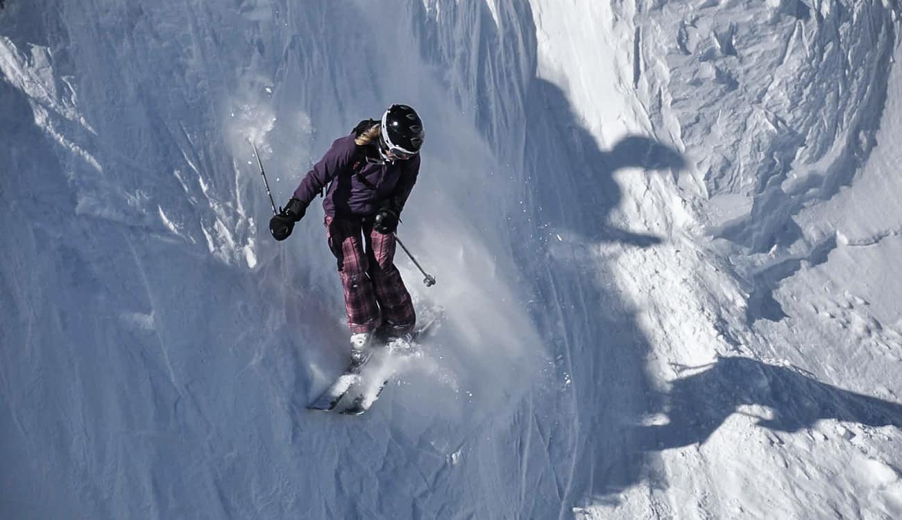 صور مرعبة لمتزلج يصارع انهيارا جليديا في جبال الألب!