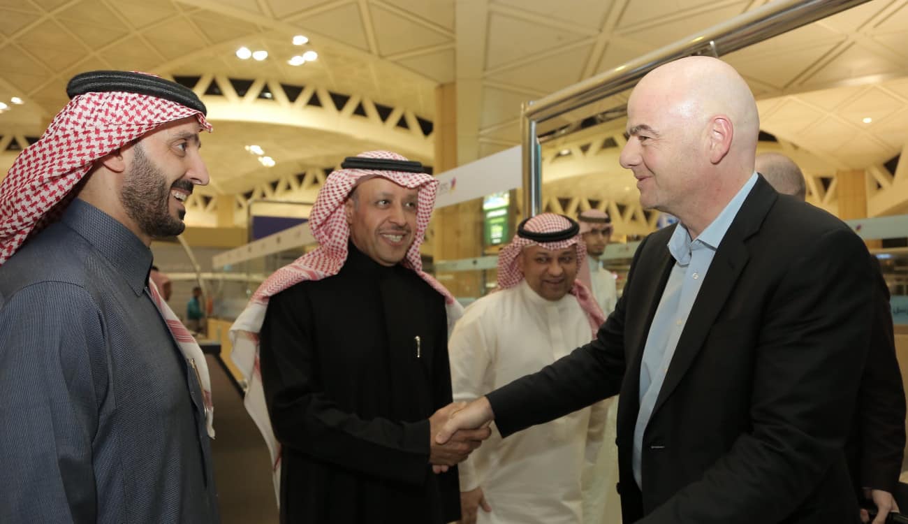 بالصور.. رئيس الفيفا وعدد من مشاهير العالم يصلون الرياض لحضور تكريم المنتخب السعودي غدا