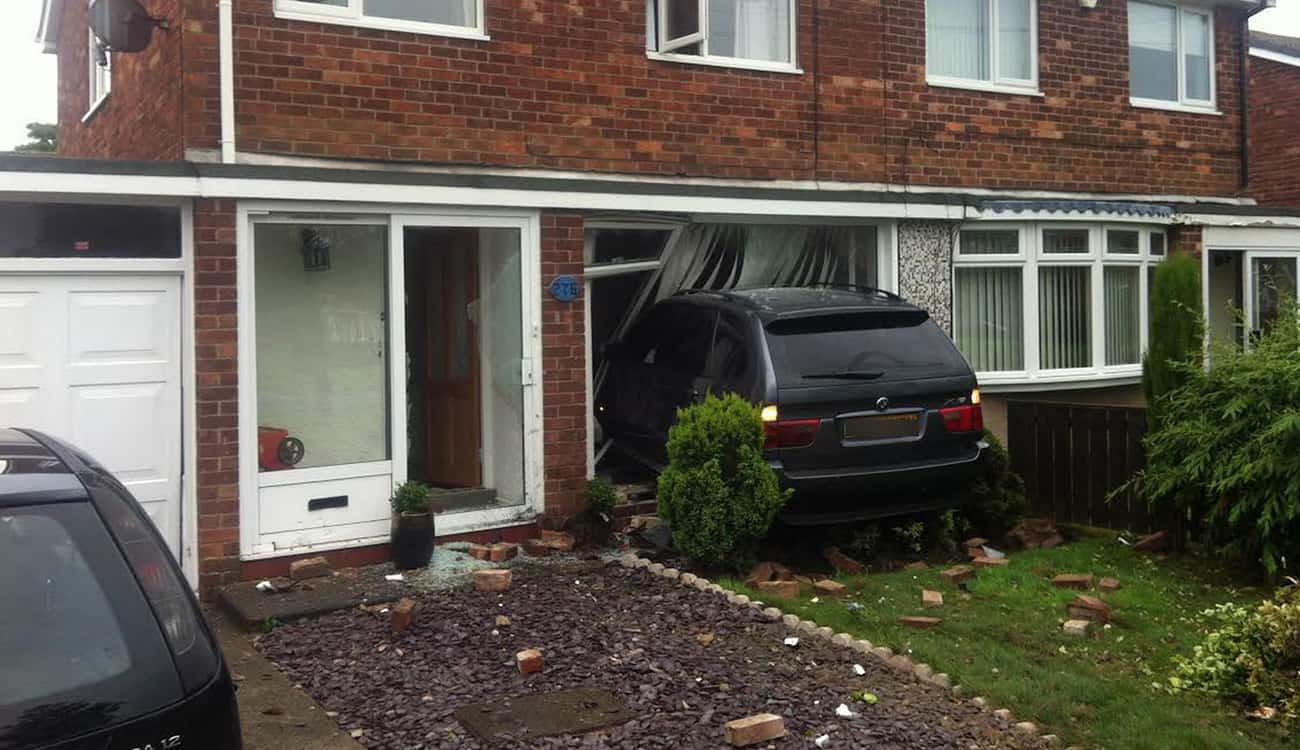 حادث مروع.. سيارة تقتحم منزلا أثناء مطاردة الشرطة لسائقها!