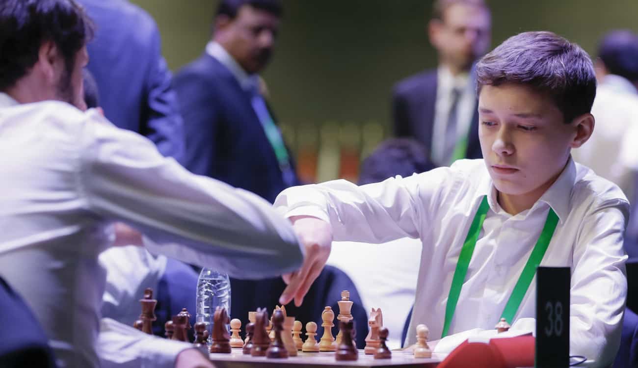 بالصور.. أصغر لاعب مشارك بـ كأس الملك سلمان للشطرنج