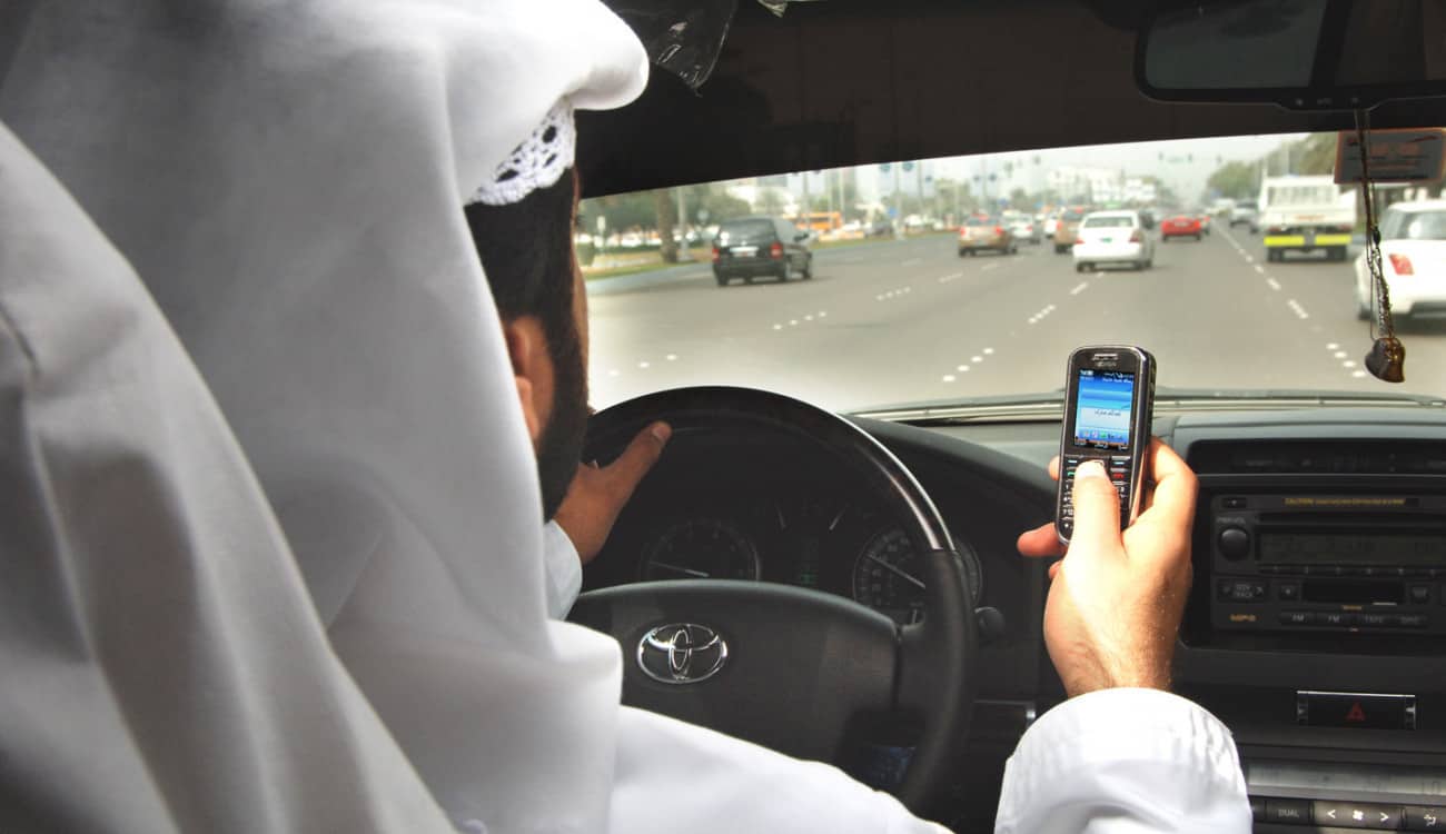 الرياض: كاميرات خفية ترصد مخالفات استخدام الهاتف أثناء القيادة