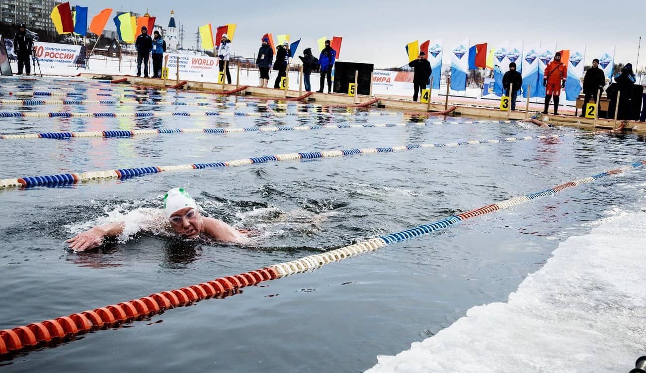 بالفيديو.. آلاف البلجيكيين يتحدون البرد القارس بالسباحة