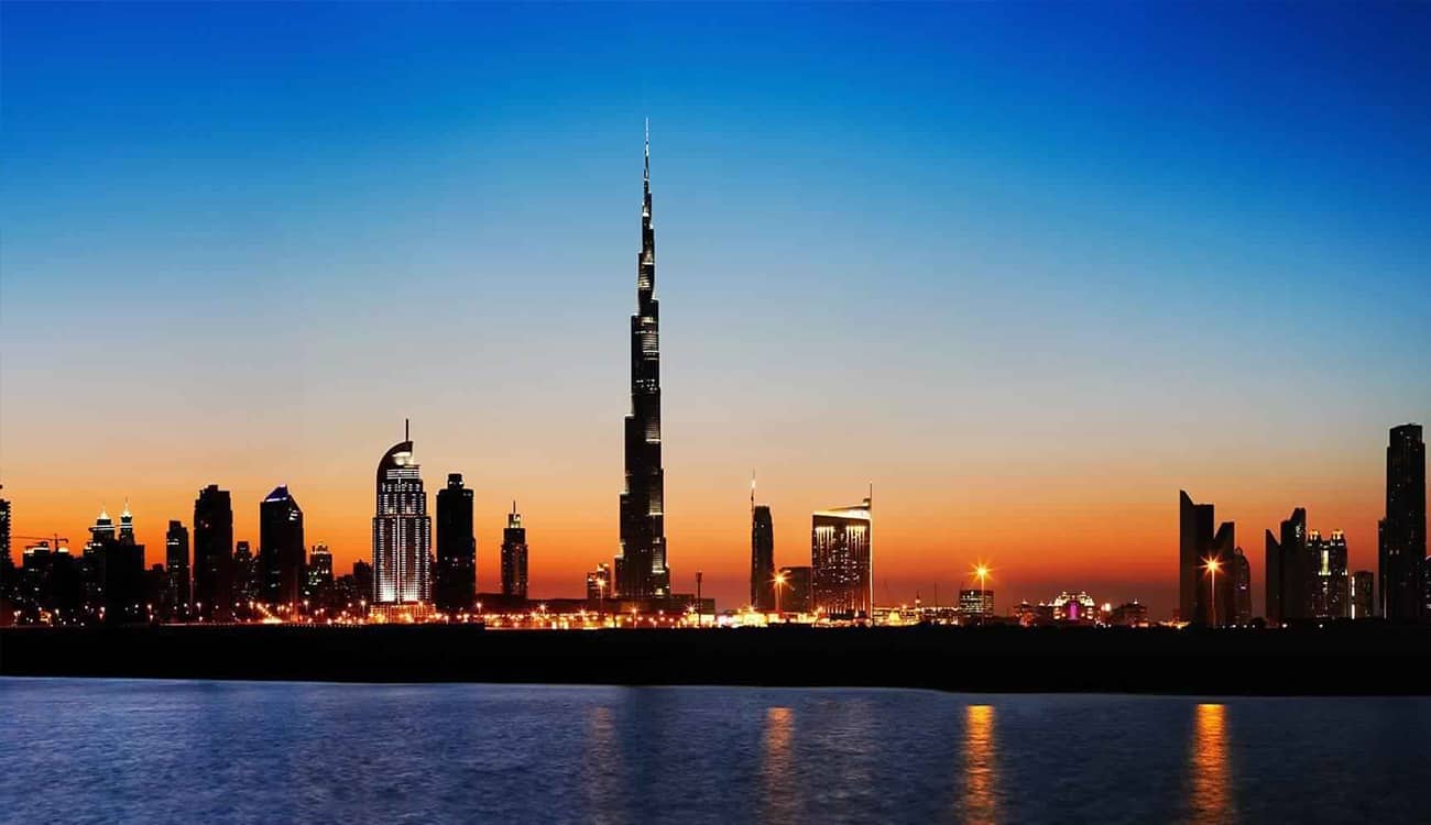 بالصور والفيديو.. ظاهرة غريبة تغلف سماء دبي