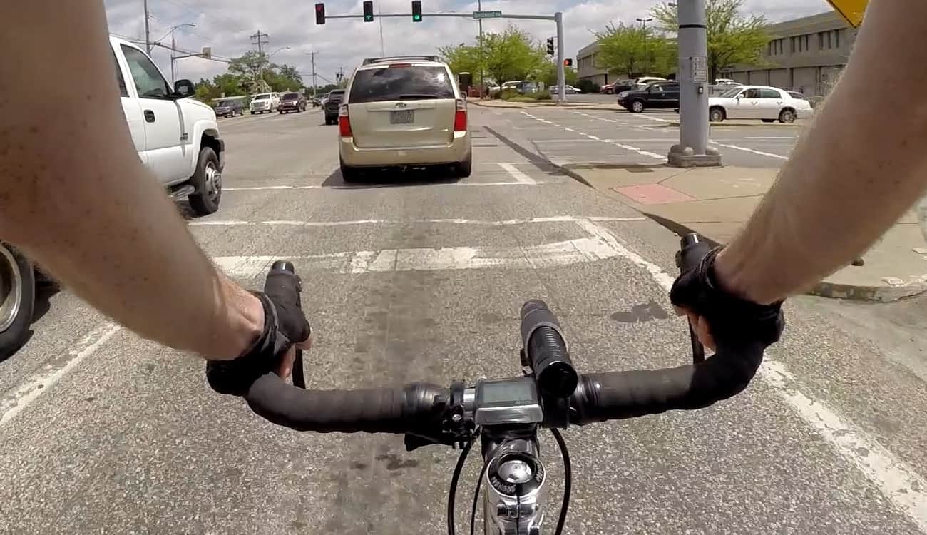 3 آلاف ريال مخالفة لسائق دراجة هوائية قطع إشارة المرور