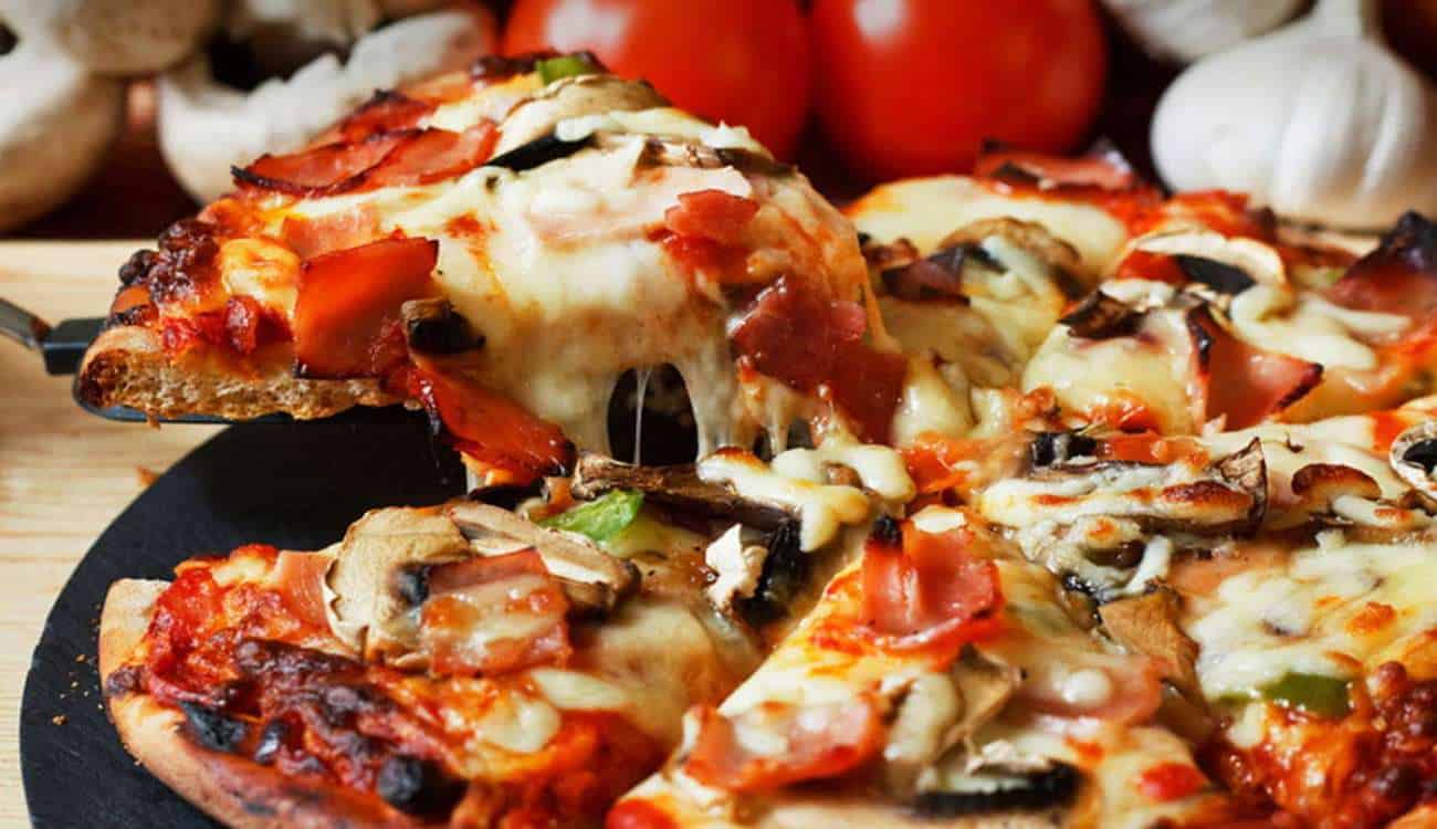خبيرة تغذية تكشف فائدة تناول البيتزا صباحًا
