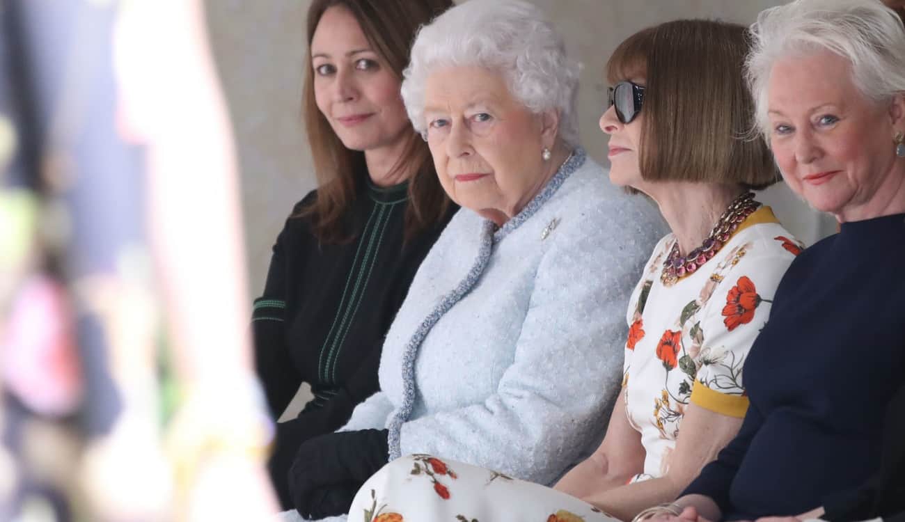الملكة إليزبيث تفاجئ متابعي أسبوع الموضة بلندن 2018
