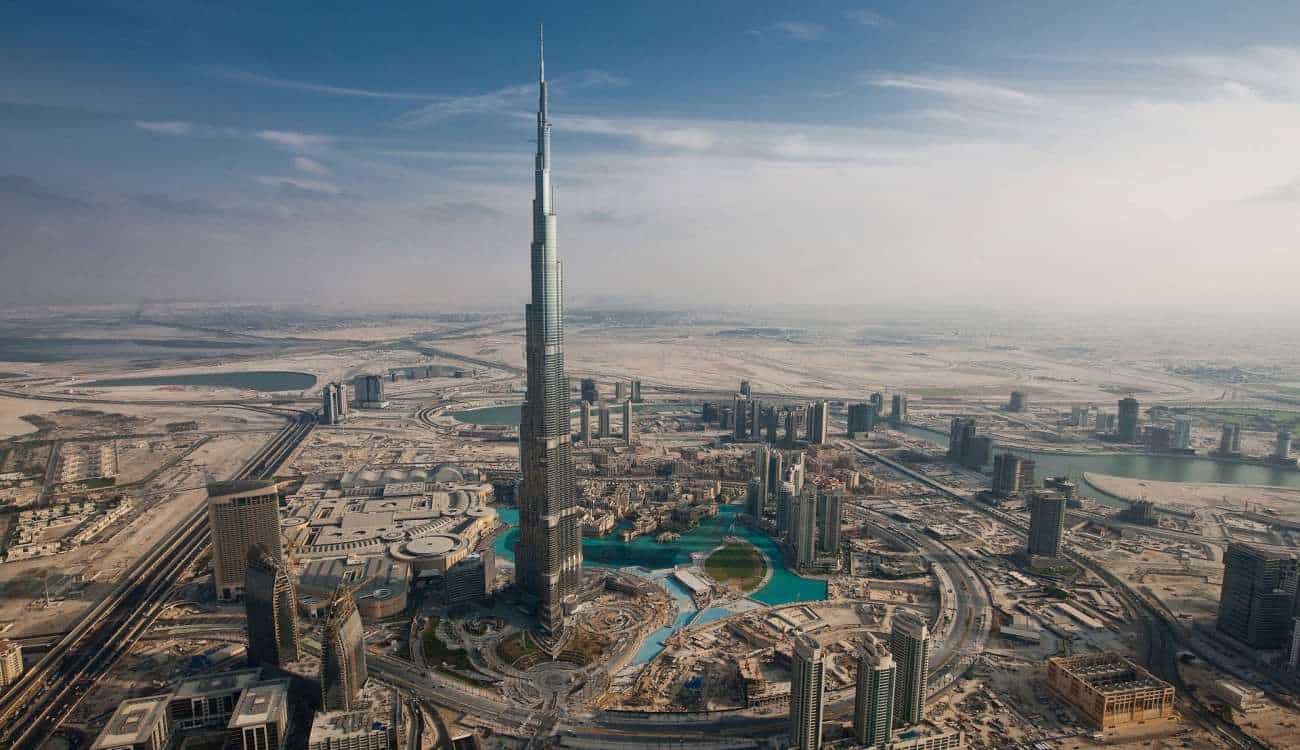 برج خليفة يحتفي بوصول كأس العالم إلى الإمارات