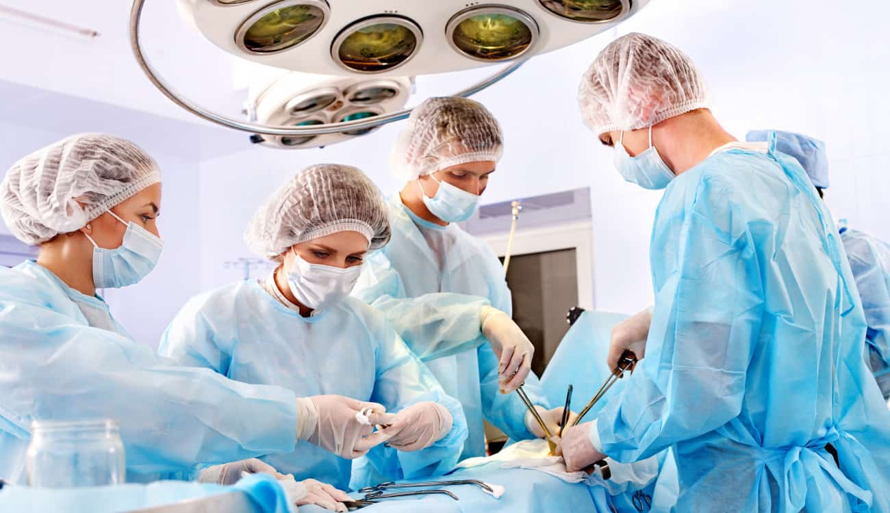 فريق طبي يجري جراحة نادرة ومتطورة للنخاع الشوكي بالمملكة
