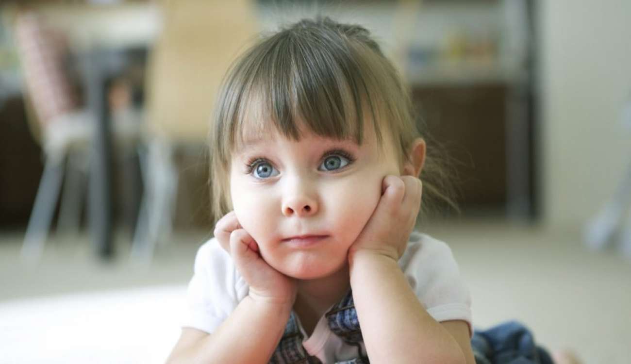 بالصور.. «قرط الدعسوقة» يهدد طفلة بفقدان أذنيها.. ما السبب؟