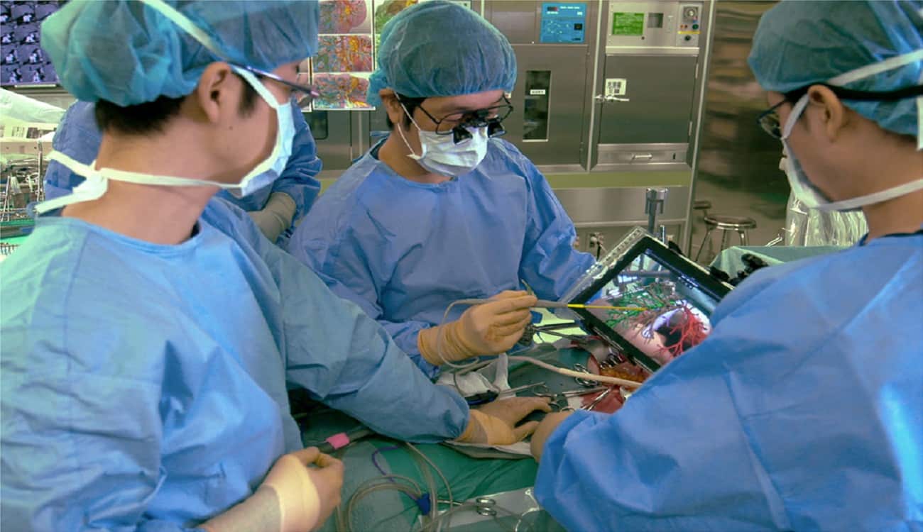 الآيفون بدبل لأجهزة طبية في غرفة العمليات!
