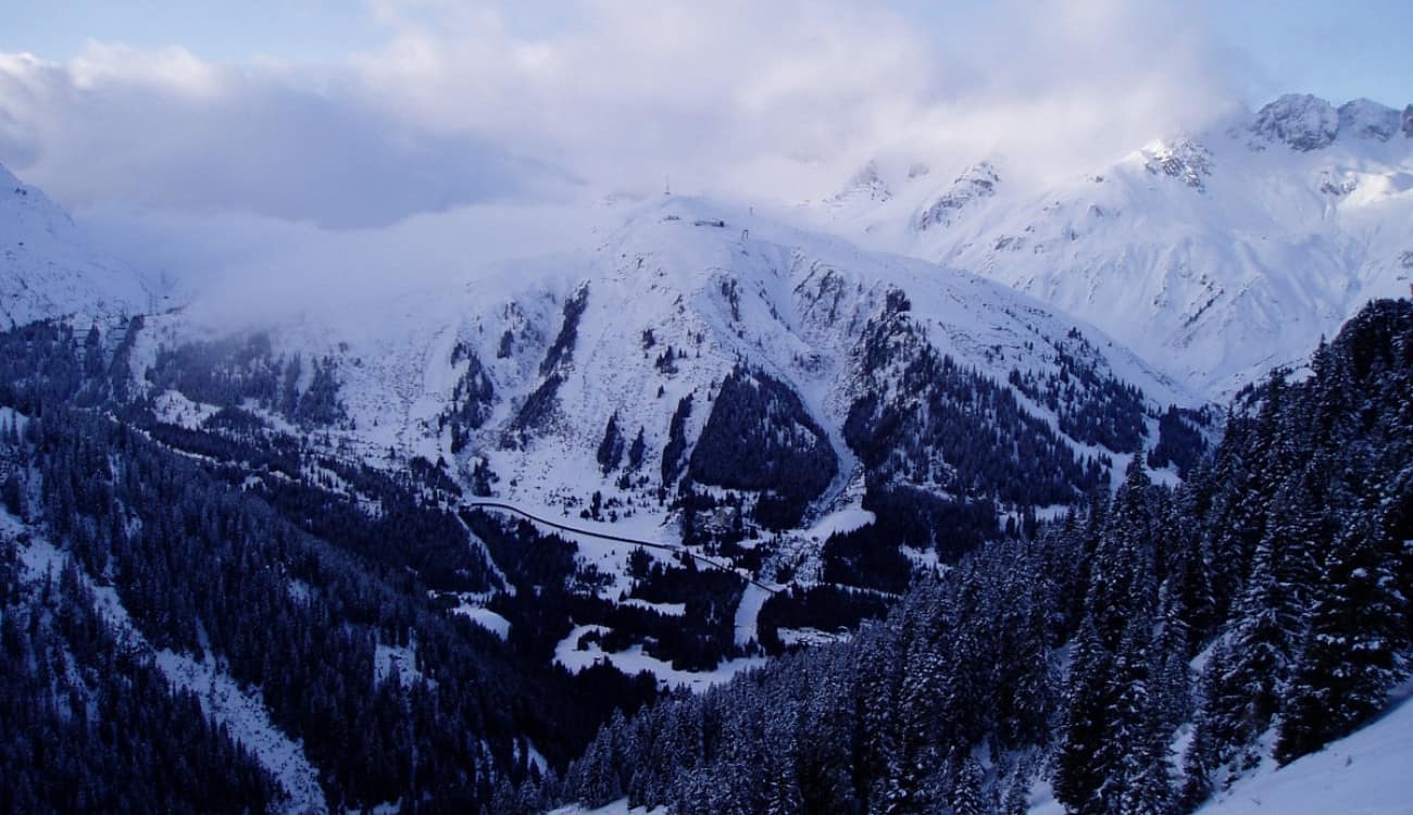 شاهد .. طلبة سويسريون يتحدون الجاذبية على جبال الألب