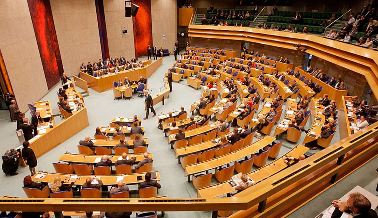 بالفيديو.. مأساة في البرلمان الهولندي بسبب تشريع الحشيش