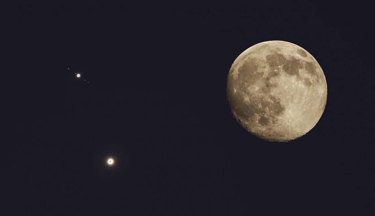 «القمر الدودة» يزين السماء العربية الليلة.. تعرف عليه