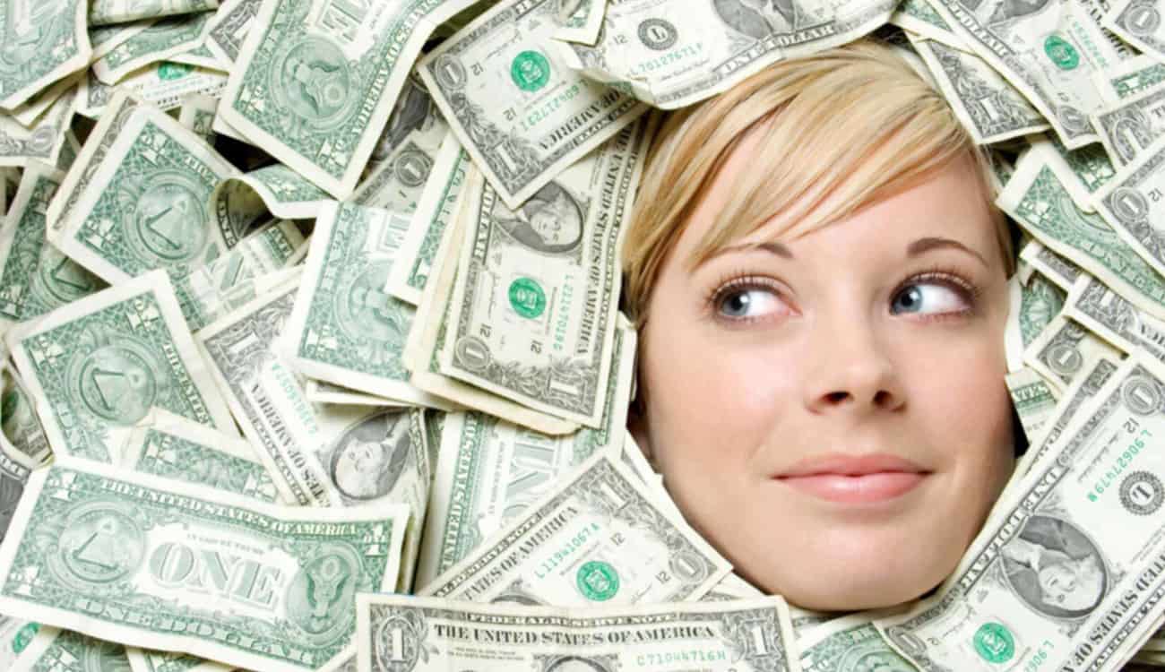 دراسة.. المال بالفعل يشتري السعادة.. كم تجني سنويًا؟