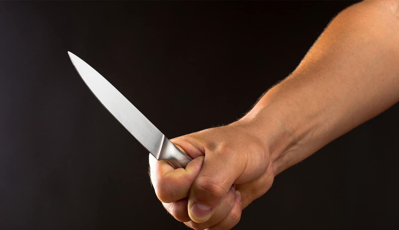شاب يذبح صديقه بسكين بسبب «المزاح»
