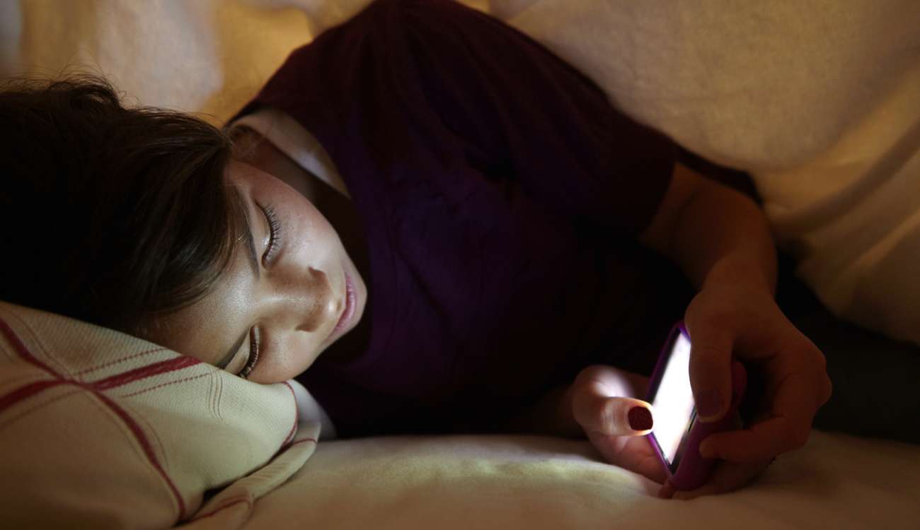 دراسة تكشف خطورة استخدام الهاتف الذكي قبل النوم مباشرة