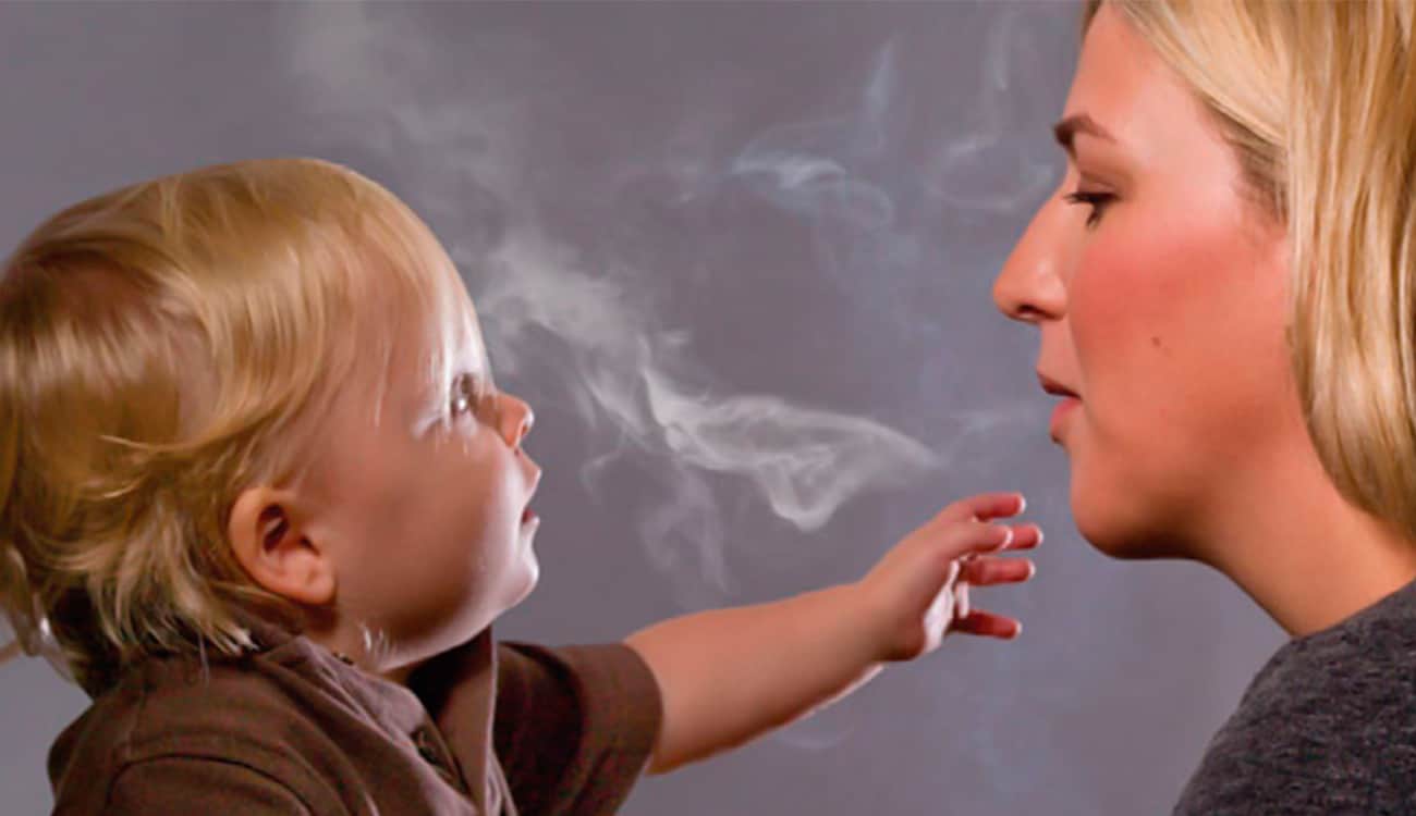بالفيديو.. جهاز جديد يمنع وصول دخان السجائر لطفلك