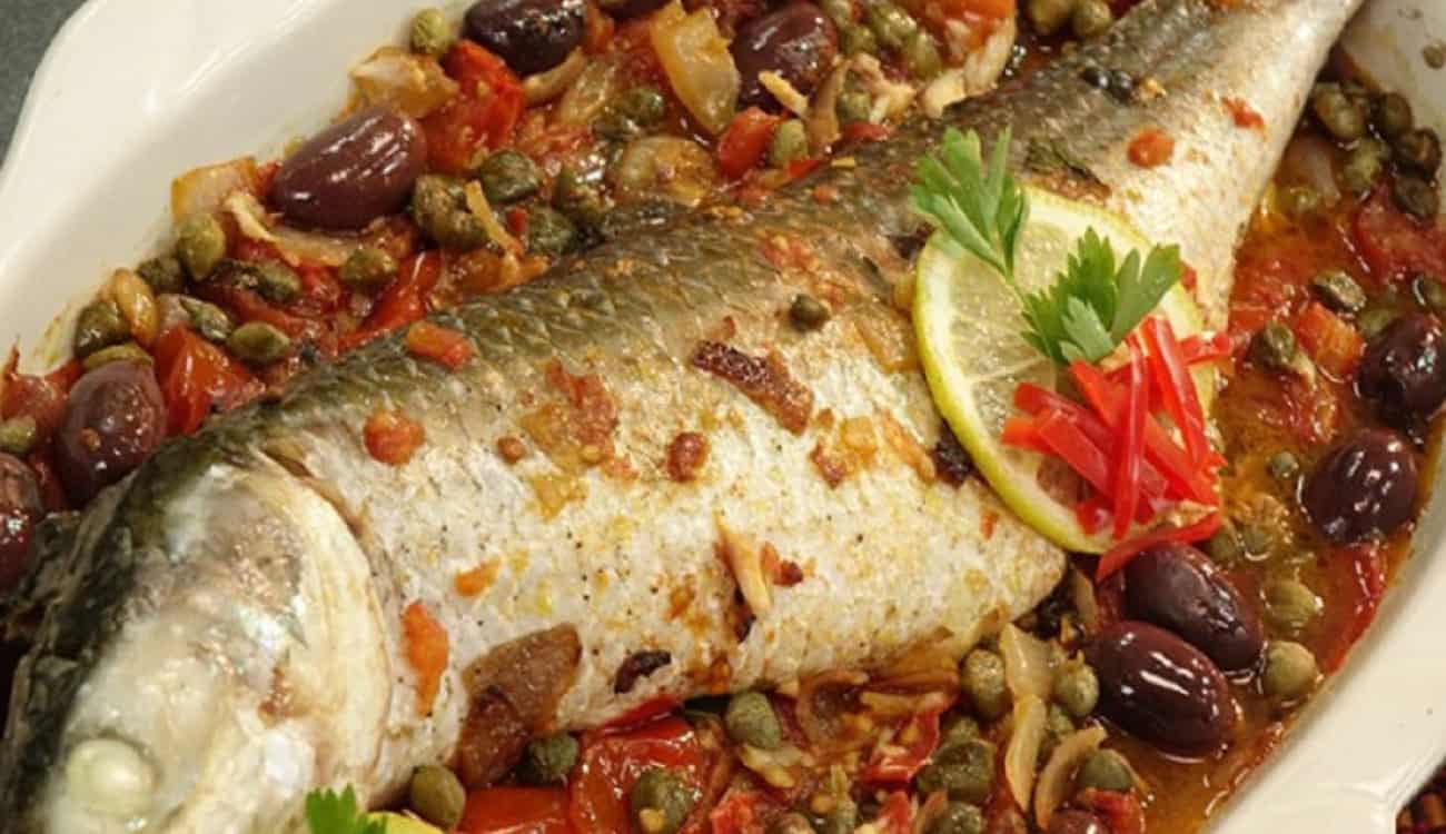 طريقة تحضير صينية السمك بالبطاطس والزيتون على الطريقة المغربية