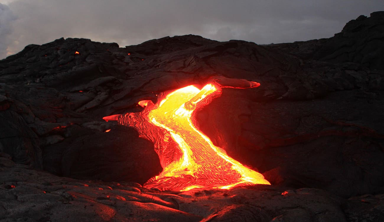 بالصور.. نافورة حمم بركانية في المحيط تشعل السوشيال ميديا بعد 49 عاما من اندلاعها!