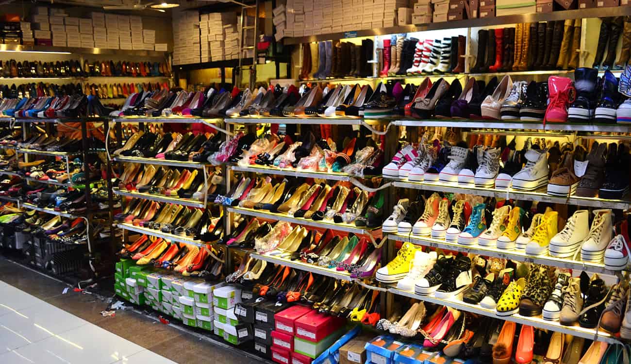 بالصور.. «ملكة الأحذية» تمتلك أكثر من 400 حذاء