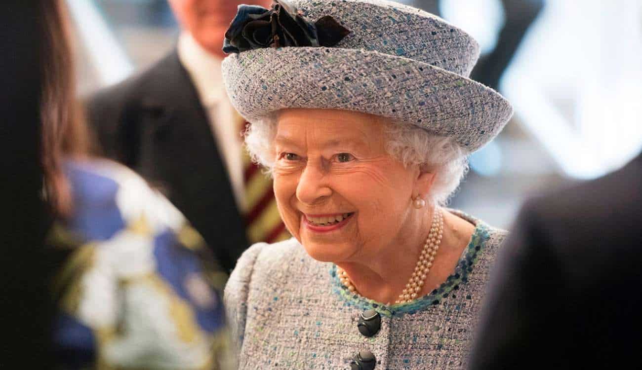 الأمير تشارلز يكسر البروتوكول وينادي الملكة «أمي».. شاهد رد فعلها السريع