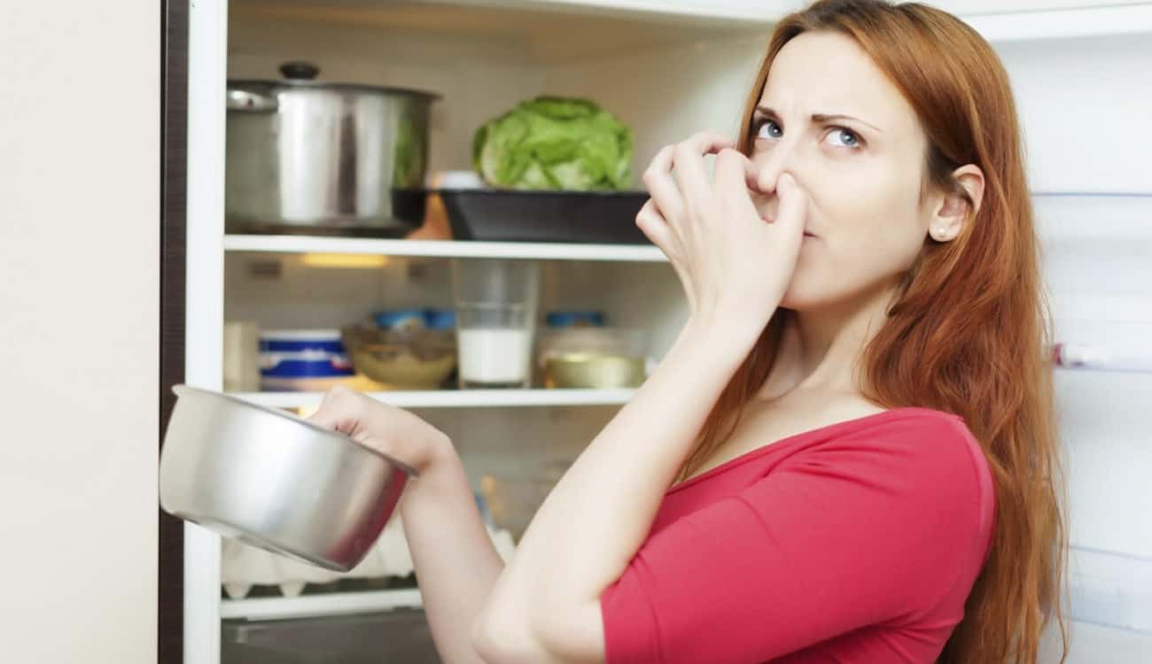 6 حيل للقضاء على رائحة الطعام بـ الثلاجة