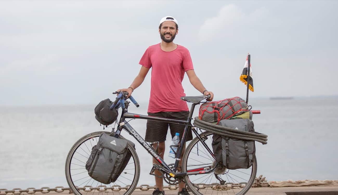 بالصور.. مصري ينطلق في رحلة من القاهرة إلى موسكو بـ«الدراجة»