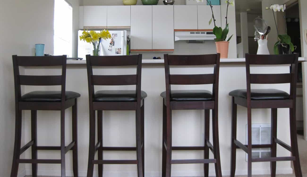 بالصور.. أفكار حديثة لاختيار الكراسي المرتفعة بالمطبخ