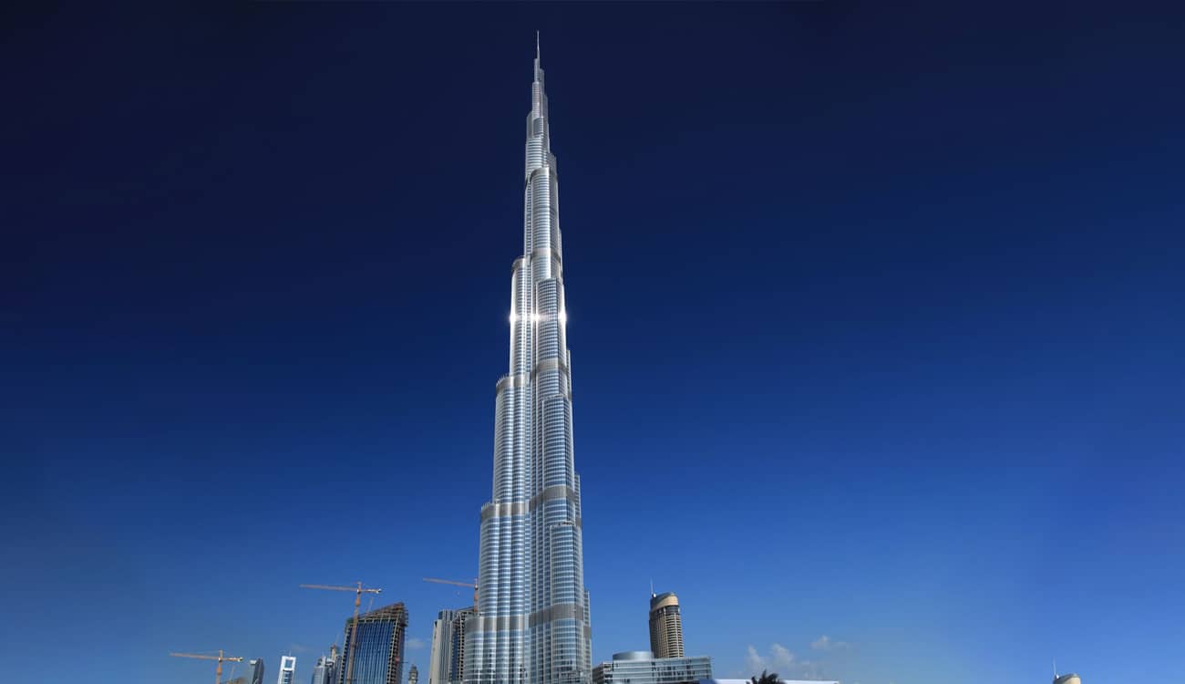 برج خليفة يطلق نسخة محسنة للقفز المظلي الافتراضي