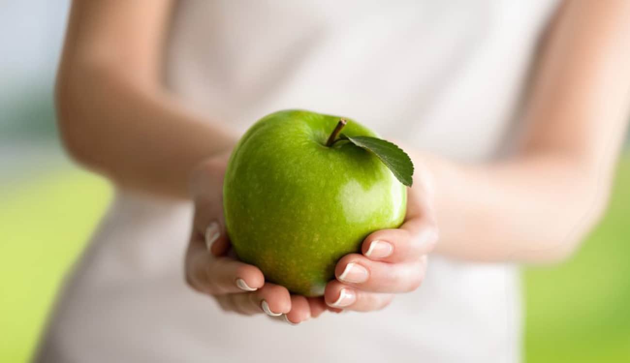 بالفيديو.. امرأة تدفع أغلى ثمن لـ«تفاحة» في العالم