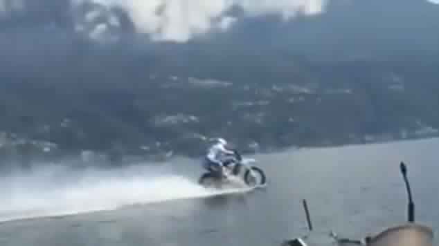 بالفيديو.. راكب دراجة يعبر بحيرة كبيرة في مشهد لا يصدق