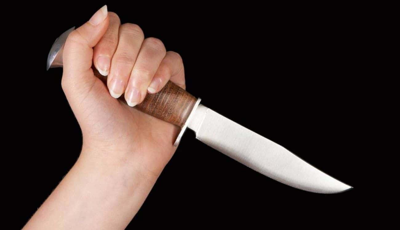 تقتل زوجها طعنًا بالسكين بسبب مصروف المنزل